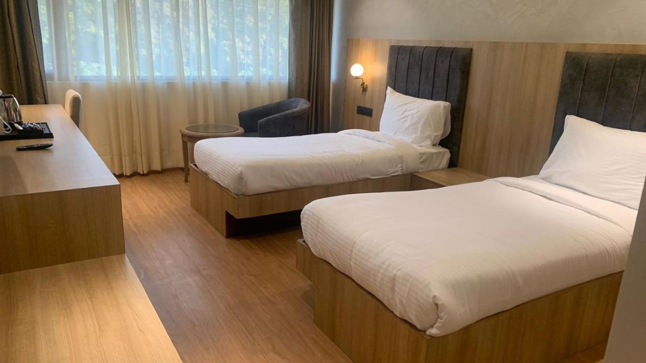 Hotel Klg Altoria Chandīgarh Exteriör bild